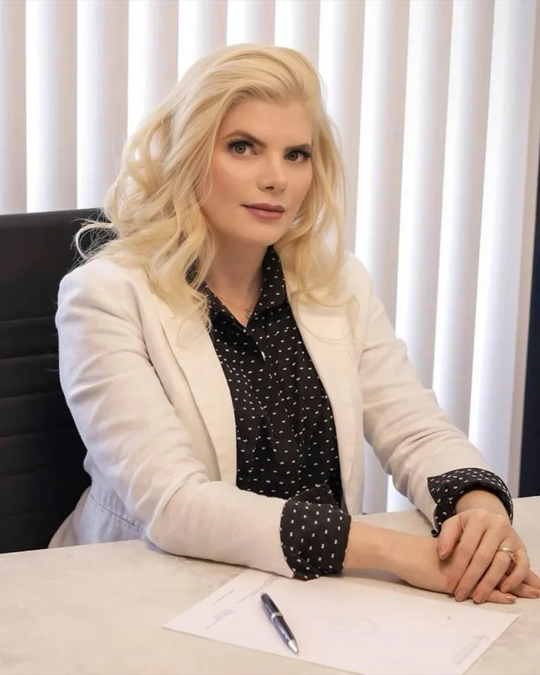 Dra. Alana Cidrão no escritório, durante análise documental